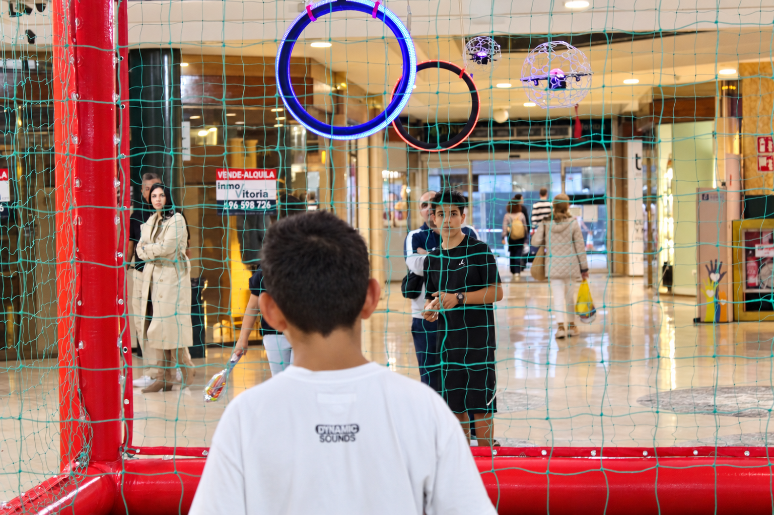 Drones y aros de Drone Soccer en Dendaraba · Octubre 2026