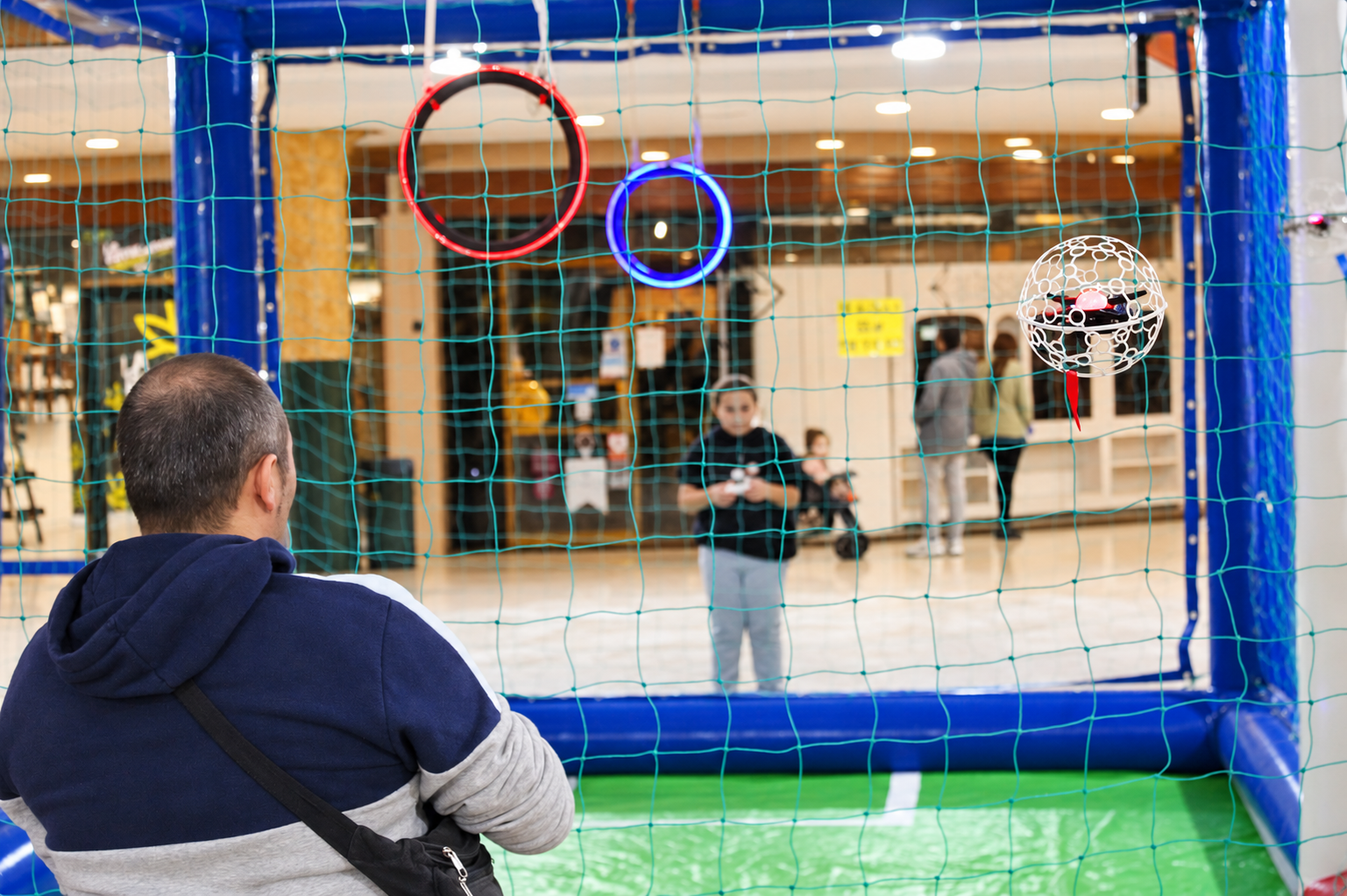 Arena de Drone Soccer en Centro Comercial Dendaraba · Octubre 2026