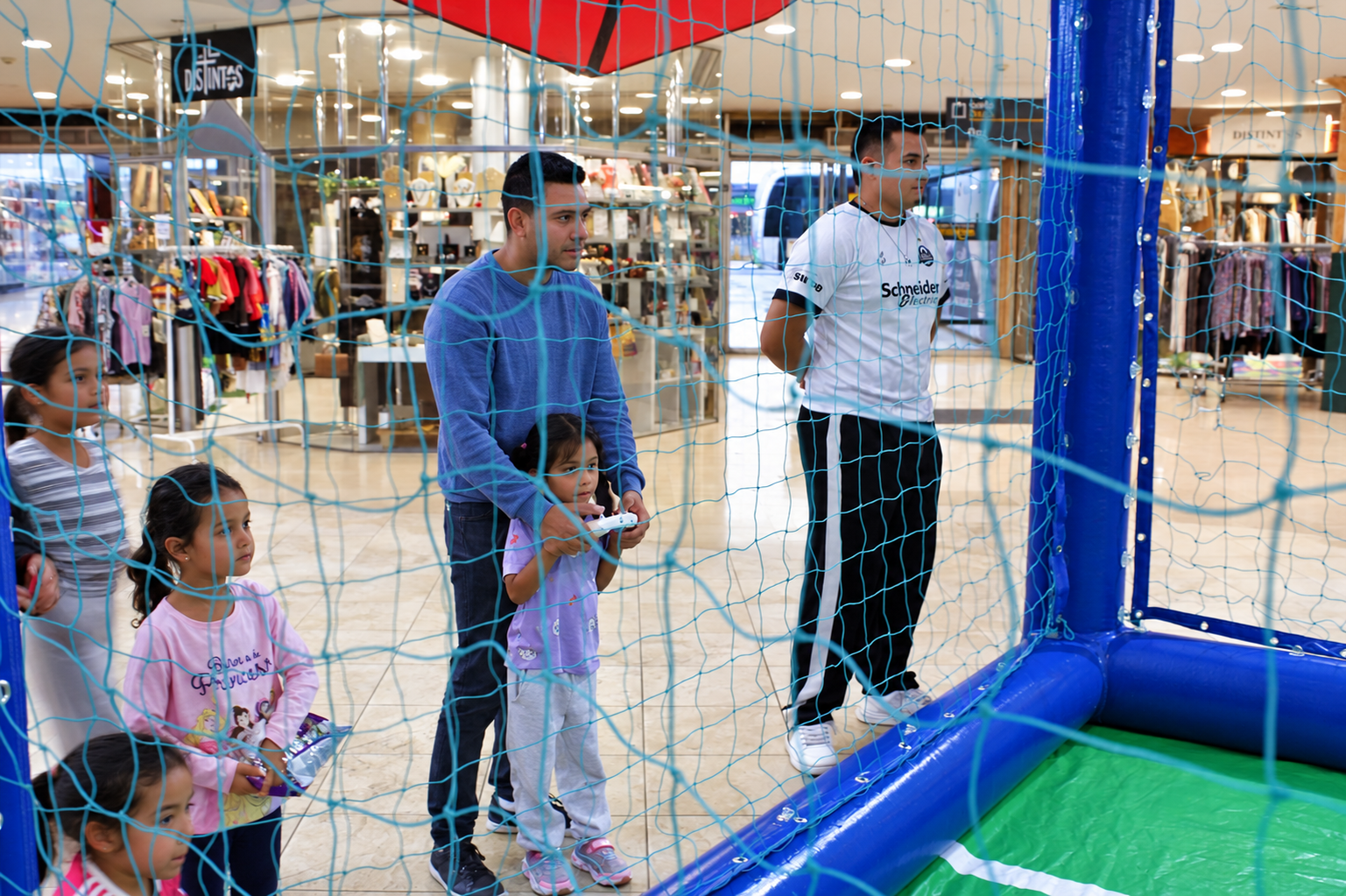 Familias junto a la arena de Drone Soccer en Dendaraba · Octubre 2026