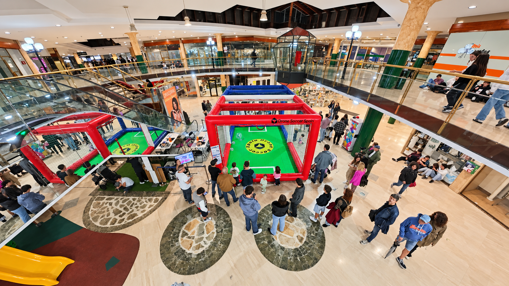 Participantes disfrutando del Drone Soccer en Dendaraba · Octubre 2026