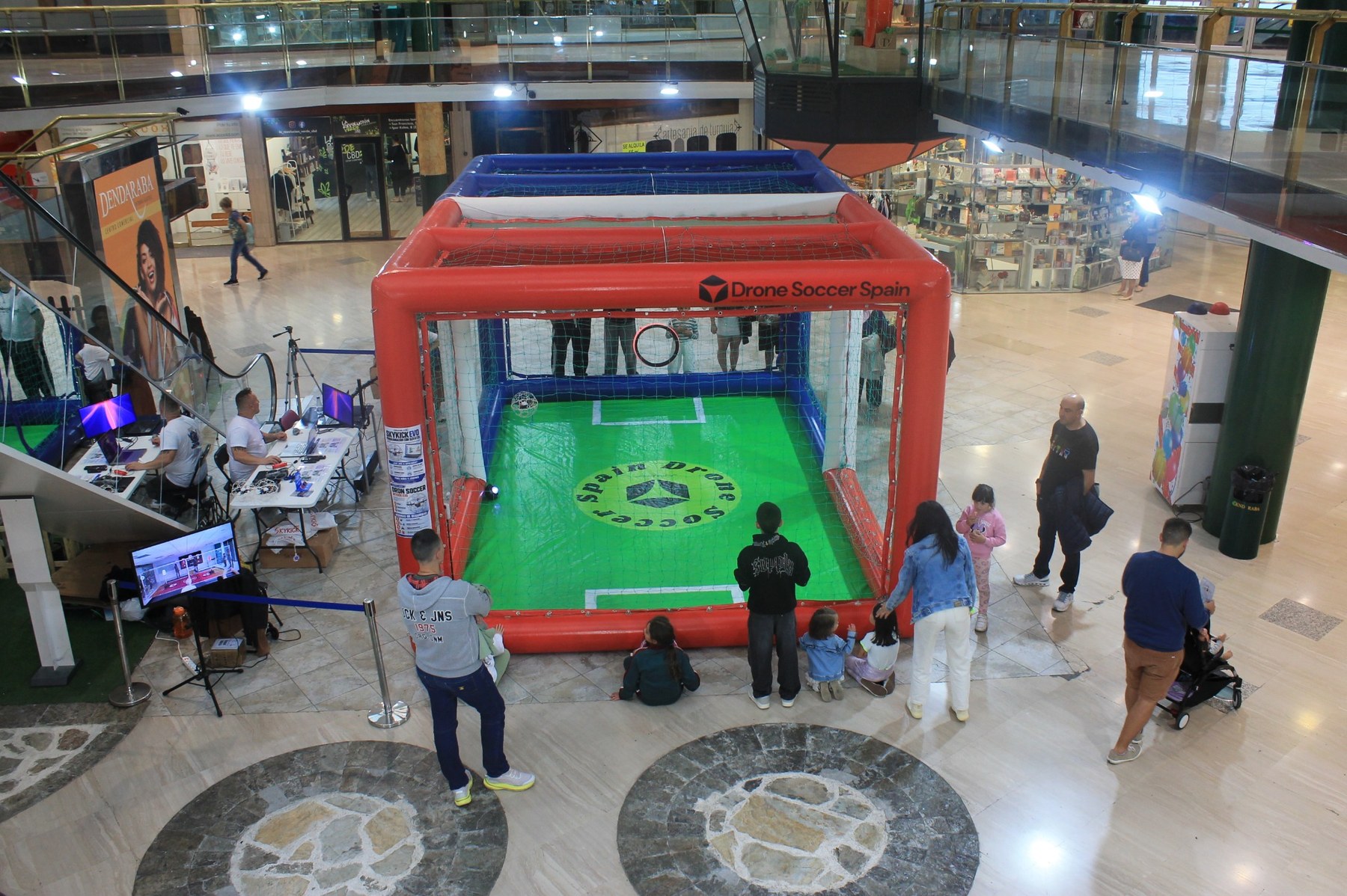 Participantes pilotando drones en Dendaraba · Octubre 2026